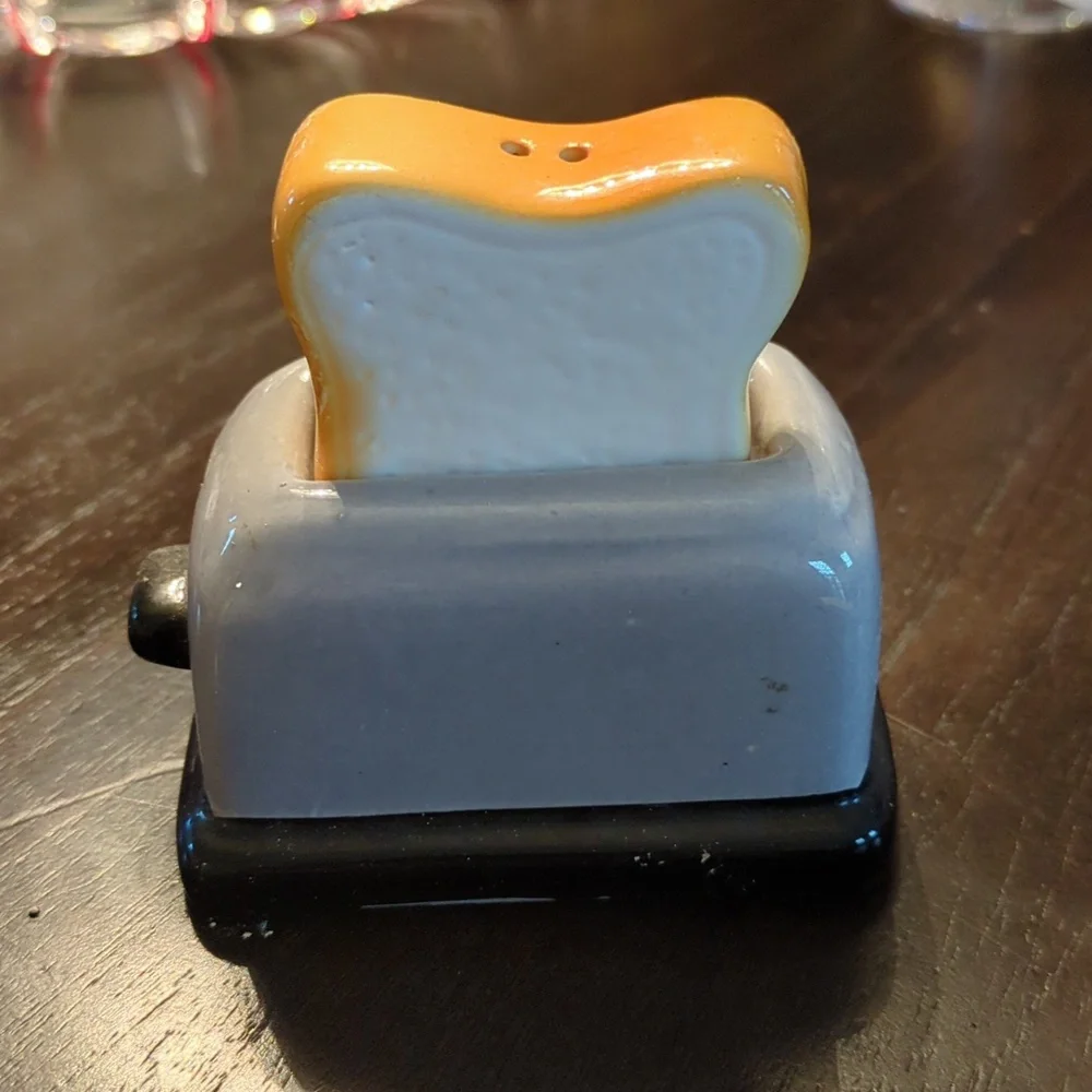 Salt & Pepper shaker set Bread and Toaster Kitschy Retro - Picture 3 of 6